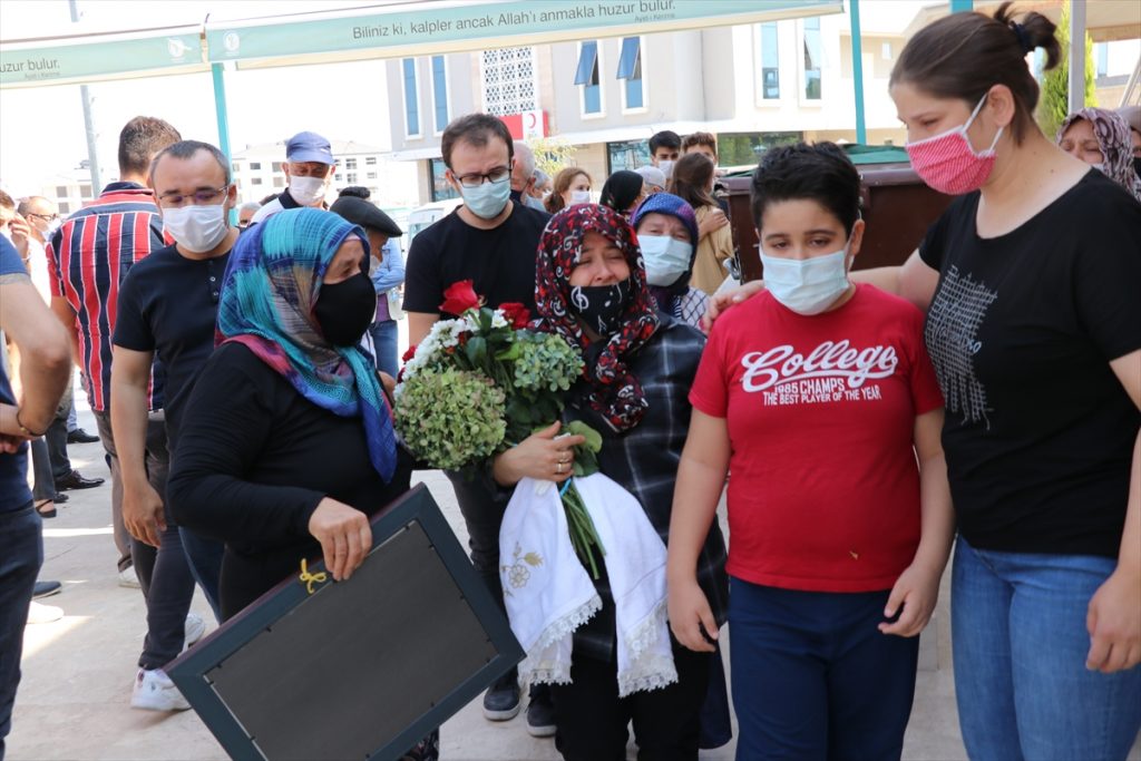 20200905 2 44210399 57920516 Web Denizli'deki kuruyemiş işletmesinde çıkan yangında ölen 2 işçi toprağa verildi