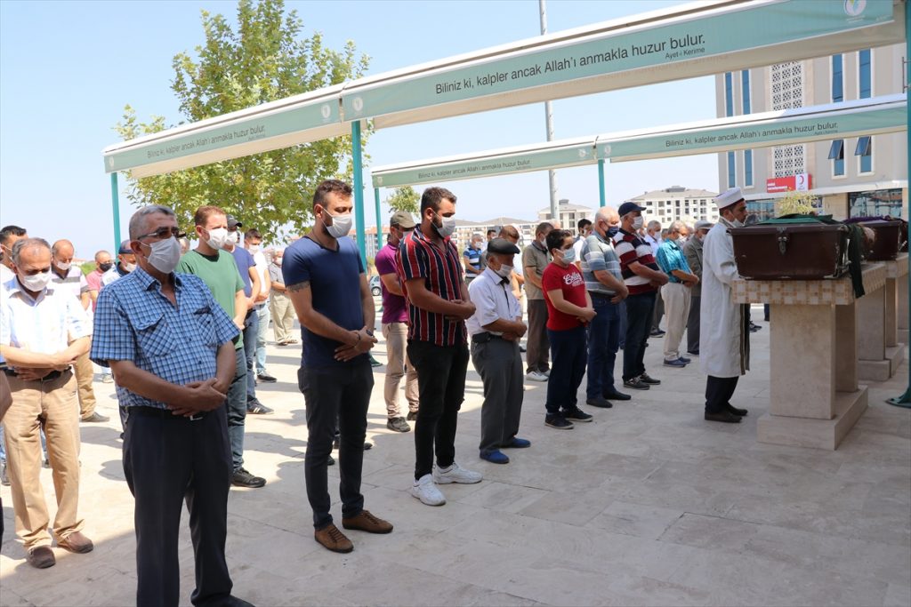 20200905 2 44210399 57920519 Web Denizli'deki kuruyemiş işletmesinde çıkan yangında ölen 2 işçi toprağa verildi