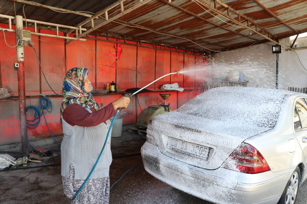 20200907 2 44232176 57956241 Web Denizlili karı-koca, trafik kazasında ölen oğullarından kalan oto yıkamacısını çalıştırıyor