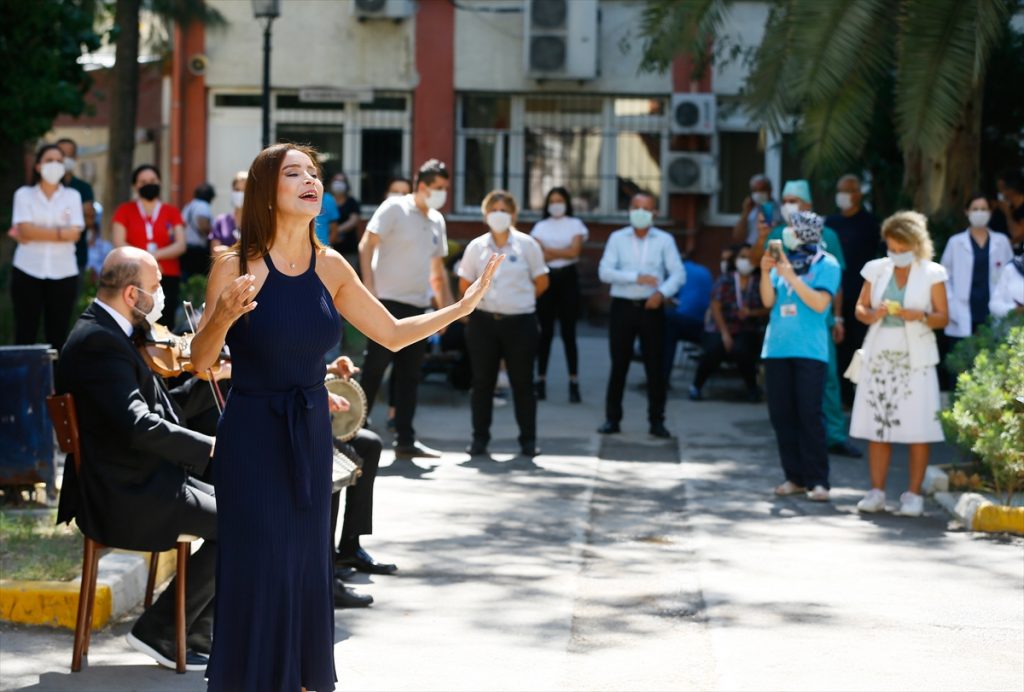 20200908 2 44251438 57982220 Web İzmirli sanatçılardan hastane bahçesinde moral konseri