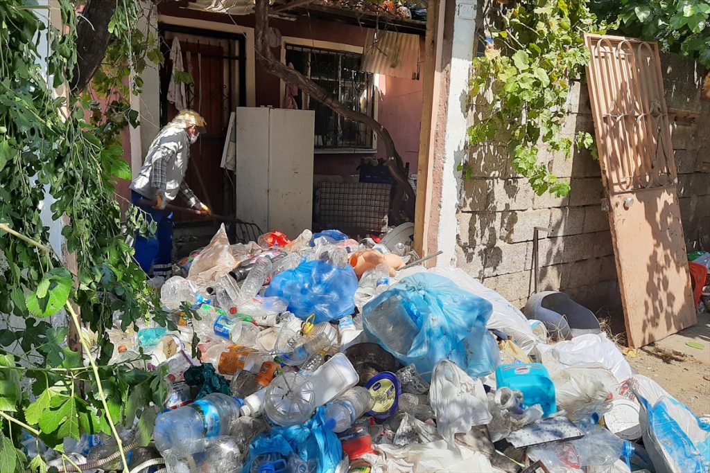 20200908 2 44252698 57984095 Web Turgutlu'da bir evin bahçesinden 9 kamyon çöp çıktı