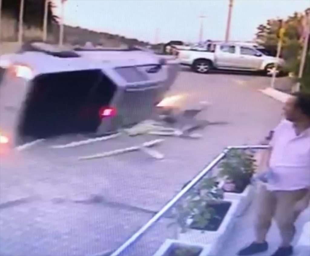 20200909 2 44263733 58000330 Web Bodrum'da iki kişinin yaralandığı trafik kazası güvenlik kamerasında