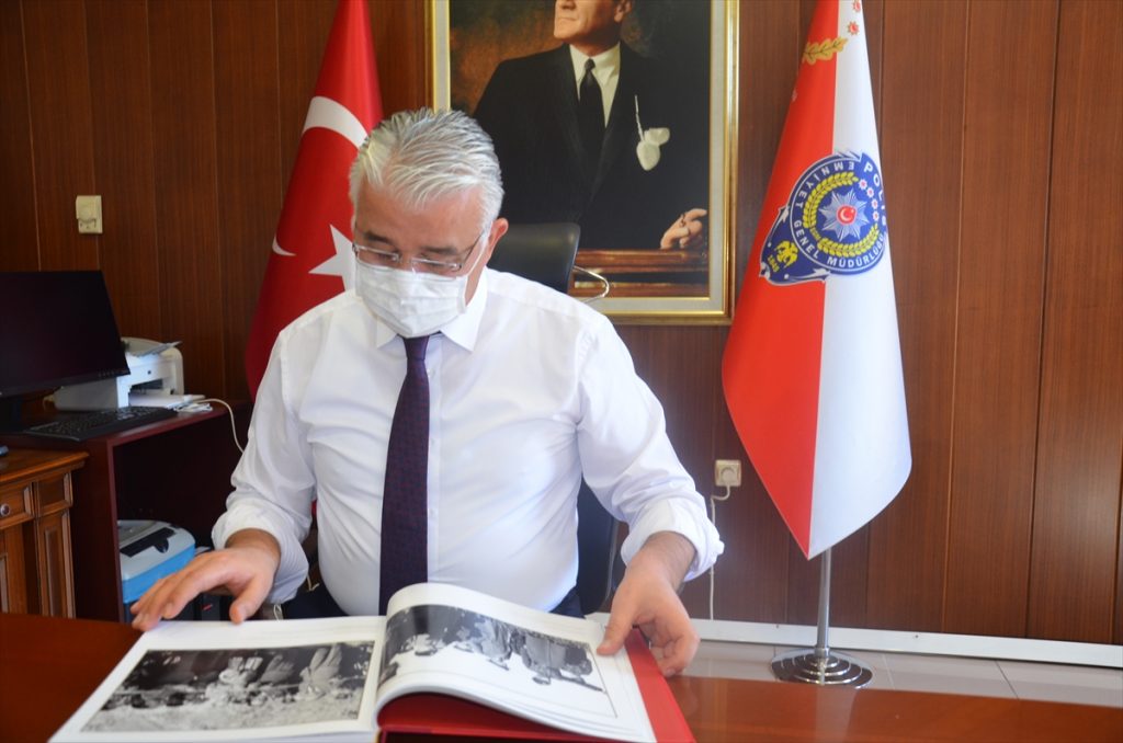 20200910 2 44284527 58030634 Web Aydın İl Emniyet Müdürü Ekici "Atatürk'ten Erdoğan'a Cumhurbaşkanlarımız" albümünü inceledi