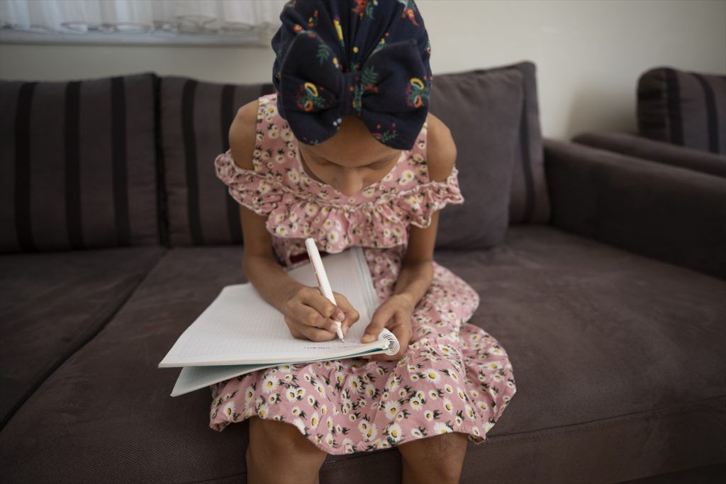 20200926 2 44537983 58425568 Web Kanserle savaşını kitaba döken 9 yaşındaki Ecrin, "mutlu son" arıyor