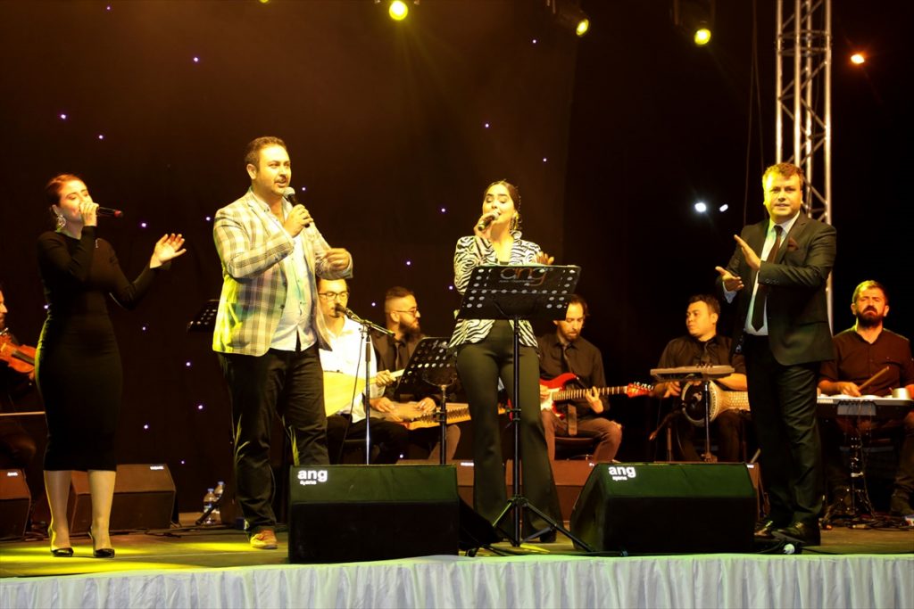 20200926 2 44538491 58426641 Web Afyonkarahisar'da ilk kez gerçekleştirilen arabada konser etkinliğine ilgi