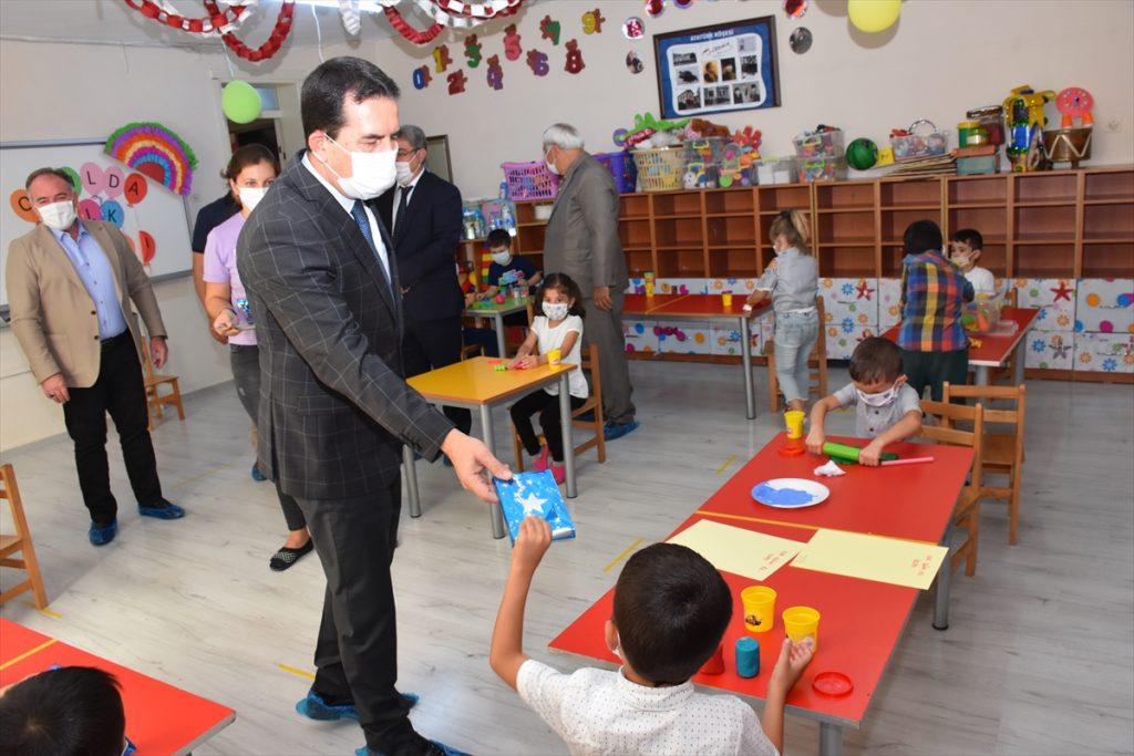 20200928 2 44568104 58476261 Web Germencik Kaymakamı Işık ve Belediye Başkanı Öndeş'ten öğrencilere ziyaret