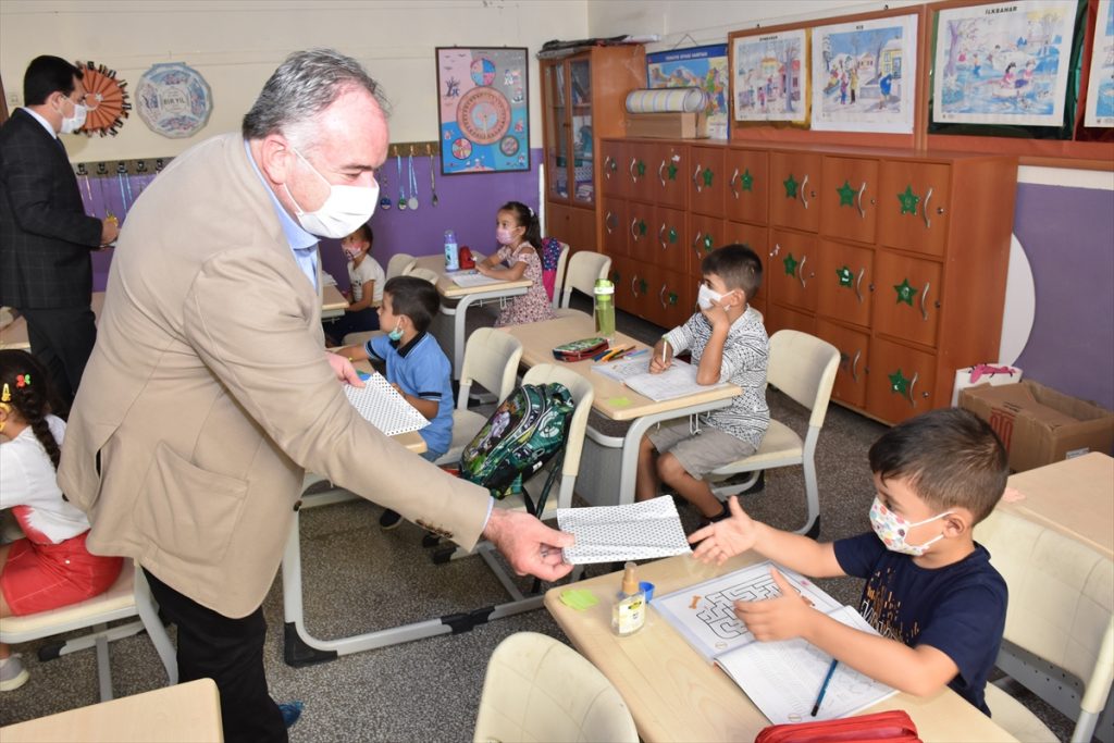 20200928 2 44568104 58476266 Web Germencik Kaymakamı Işık ve Belediye Başkanı Öndeş'ten öğrencilere ziyaret