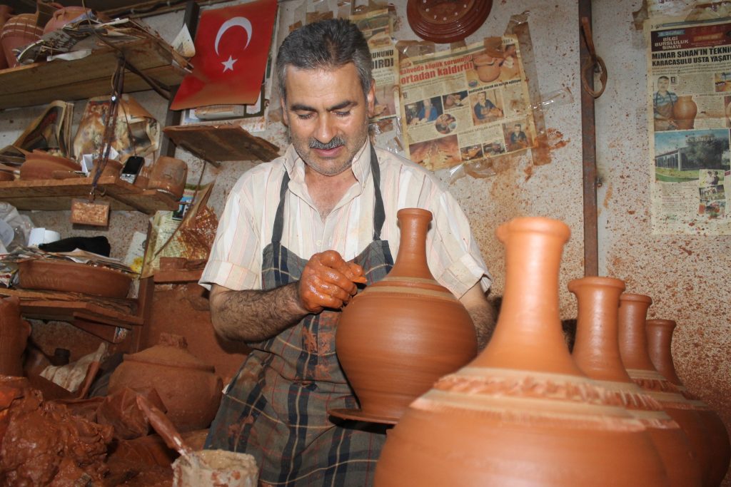 AW126324 04 Karacasu’da toprak çok, yetişecek çırak yok