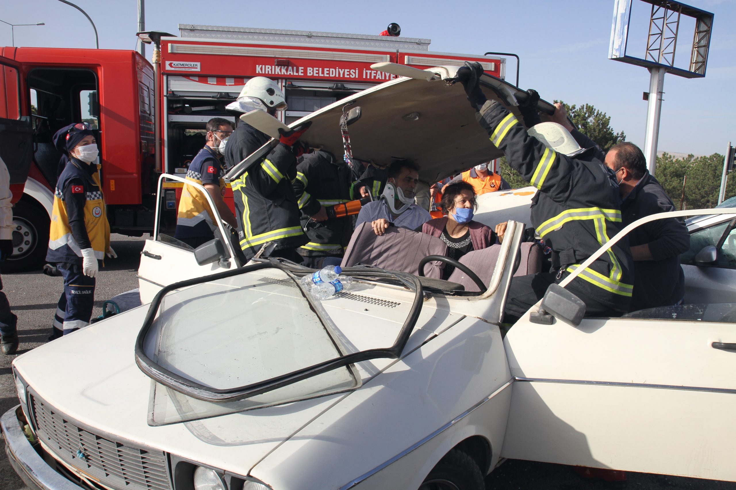 AŞIRI SÜRAT KAZA GETİRDİ, İKİ OTOMOBİLİN ÇARPIŞMA ANI KAMERADA: 6 YARALI İTFAİYE EKİPLERİ YARALILARI KURTARMAK İÇİN ZAMANLA YARIŞTI KIRMIZI IŞIKTA BEKLEYEN OTOMOBİLE ARKADAN SÜR'ATLE ÇARPTI