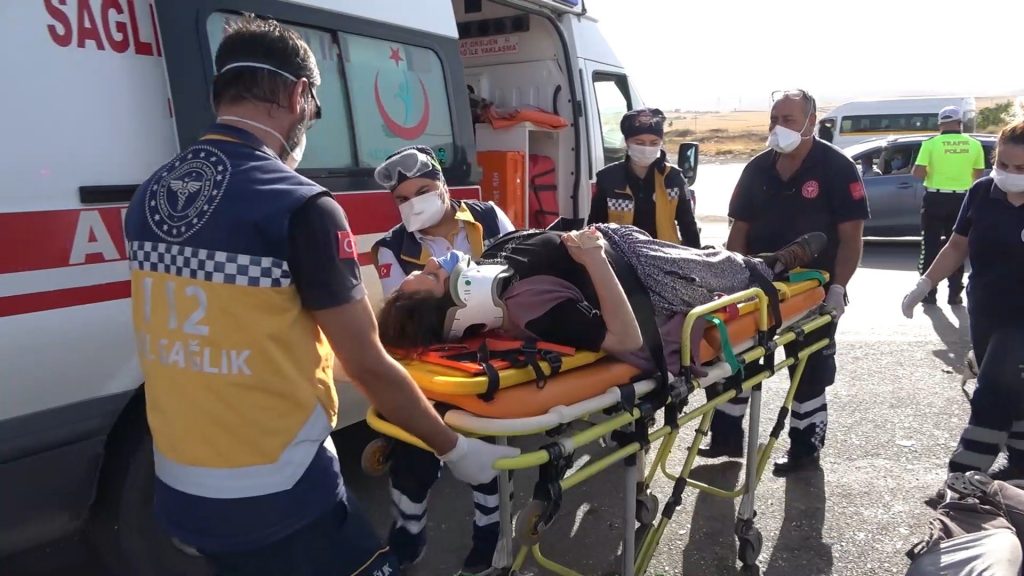 AW126510 11 Aşırı sürat kaza getirdi, iki otomobilin çarpışma anı kamerada: 6 yaralı