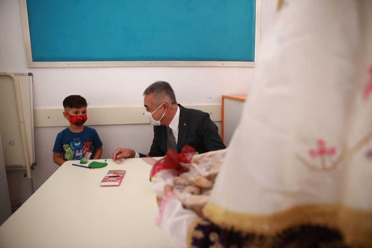 ak-parti-millet-vekili-mustafa-savas-ogrencilere-incir-ikram-etti (1)