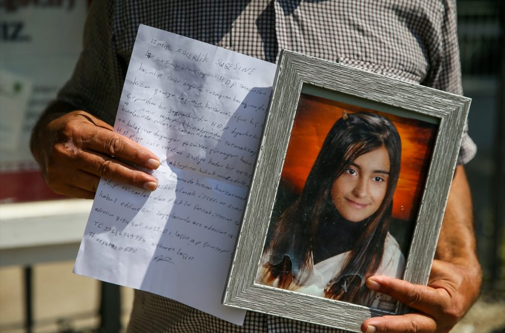 babadan evlat nobeti 2 İzmir'de evlat nöbeti tutan baba, asker olmak için dilekçe verdi