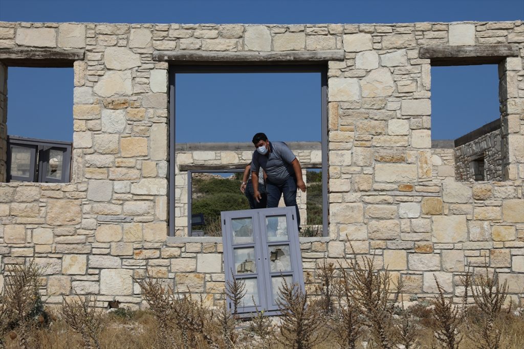 cesme de sit alanina insa edilen tas bina yikildi 2 Çeşme'de sit alanına inşa edilen taş bina yıkıldı