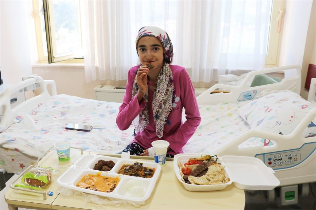 ile beslendi Mardinli 16 yaşındaki "kelebek hastası" ilk kez katı gıdayla beslendi