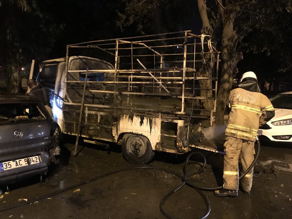 izmir de 3 araci kundaklayan engelli vatandas 4 İzmir'de 3 aracı kundakladığı iddia edilen zihinsel engelli kişi gözaltına alındı