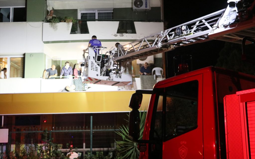izmir de 5 kat yuksekten dusen vatandasi itafiye kurtardi 1 İzmir'de 5. kattan düştüğü iddia edilen kişiyi itfaiye ekipleri kurtardı