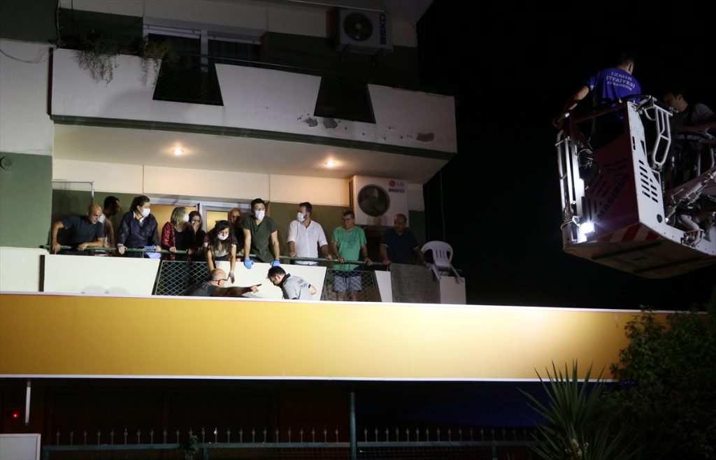 izmir de 5 kat yuksekten dusen vatandasi itafiye kurtardi 3 İzmir'de 5. kattan düştüğü iddia edilen kişiyi itfaiye ekipleri kurtardı