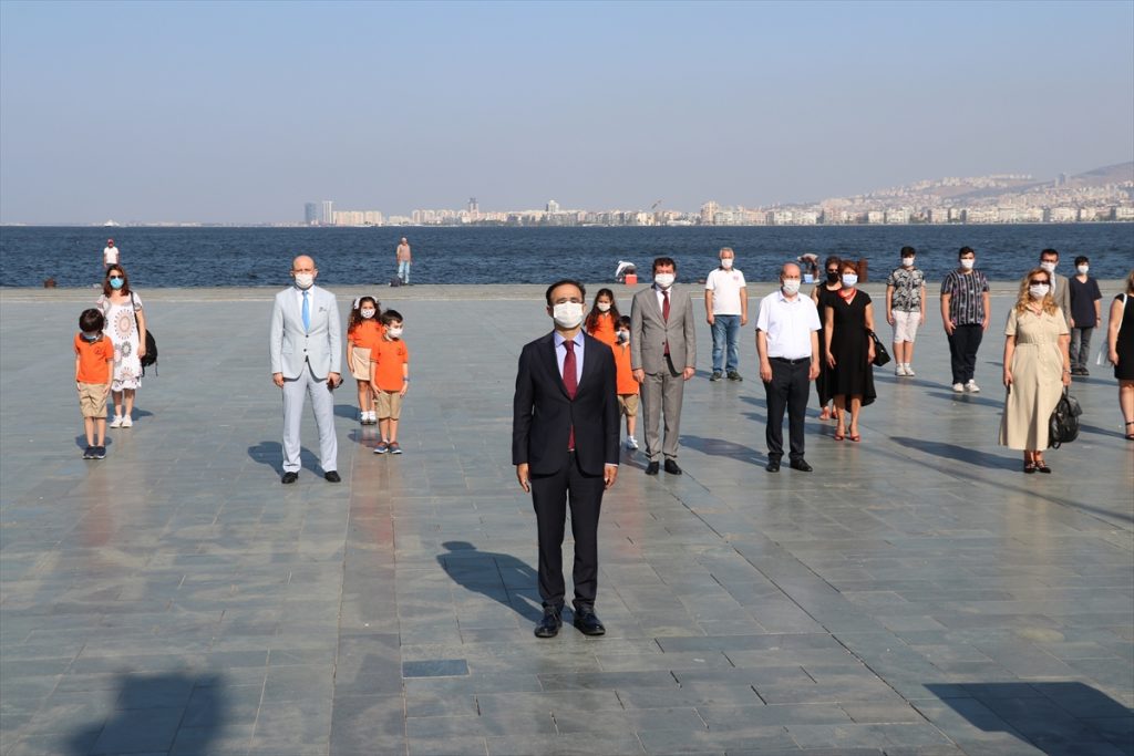 izmir de egitiim ogretim basladi 1 İzmir'de yeni eğitim öğretim yılının başlaması dolayısıyla tören düzenlendi