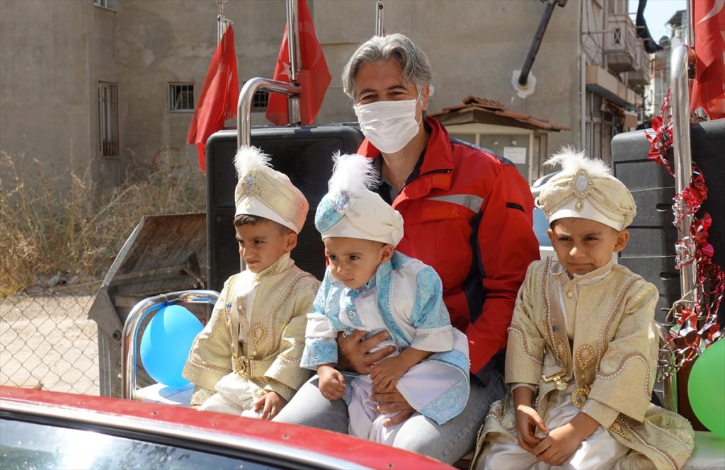 kizilaydan sunnet cocuklarina surpriz 4 İzmir'de sünnet çocuklarının üstü açık otomobille gezi hayalini Kızılay gerçekleştirdi