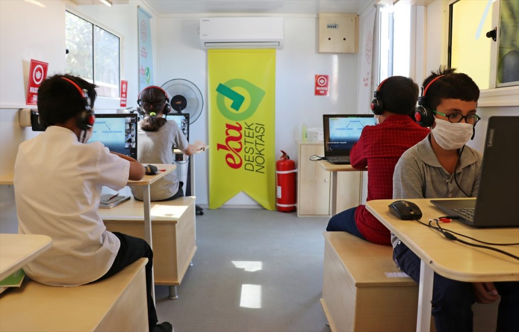 manisa da eba destek 1 Manisa'da gezici EBA karavanı uzaktan eğitime katılamayan öğrencilere hizmet veriyor