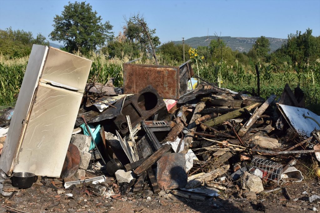 mugla valisinden ornek davranis 4 Muğla Valiliği evleri yandığı için traktör römorkunda yaşayan aileye sahip çıktı