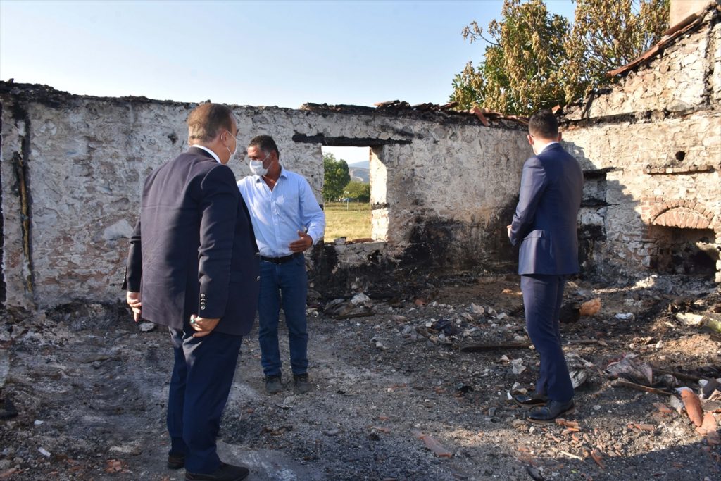 mugla valisinden ornek davranis 6 Muğla Valiliği evleri yandığı için traktör römorkunda yaşayan aileye sahip çıktı