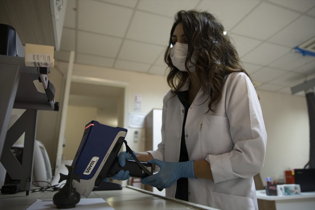 tarihi eserlere hassasiyet ile can veriyor 2 Tarihi eserlere "cerrah" hassasiyetiyle hayat veriyorlar