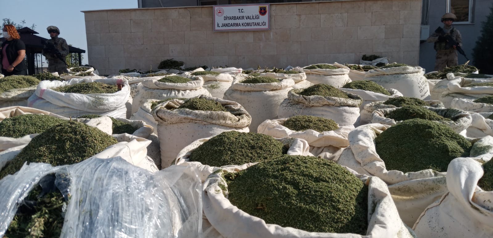 DİYARBAKIR'DA 4 TON ESRAR ELE GEÇİRİLDİ