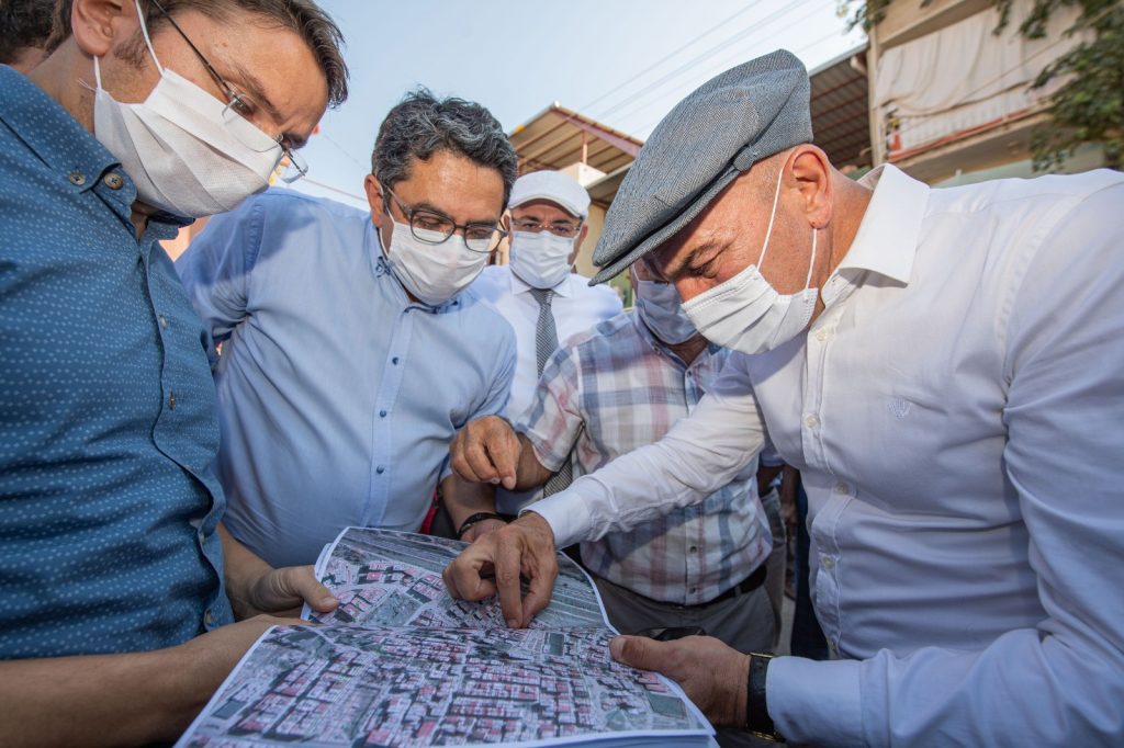 AW129311 03 Başkan Soyer, Acil Çözüm ekipleriyle Buca’daydı