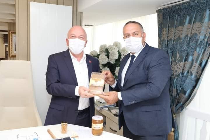 BAŞKAN SEKMEN'E ORGANİK BAL HEDİYE ETTİLER