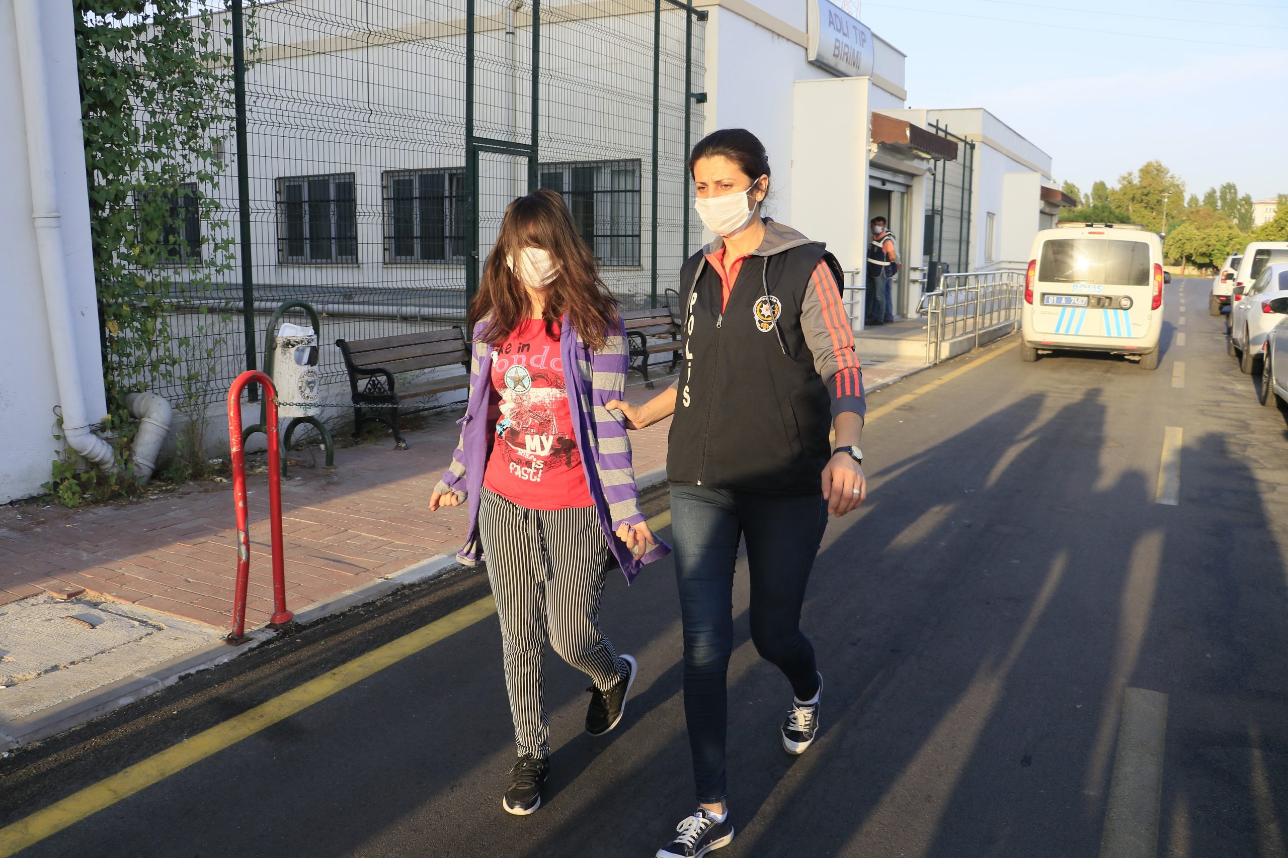 SWİNGER PARTİLERİNE KATILMAK İÇİN ESTETİK YAPTIRMIŞLAR ADANA MERKEZLİ 16 İLDE 69 KİŞİNİN GÖZALTINA ALINDIĞI SWİNGER FUHUŞ OPERASYONUNDA, YAKALANAN KADINLARIN DUDAK, YANAK, GÖĞÜS VE POPO ESTETİĞİ YAPTIRDIKLARI ORTAYA ÇIKTI