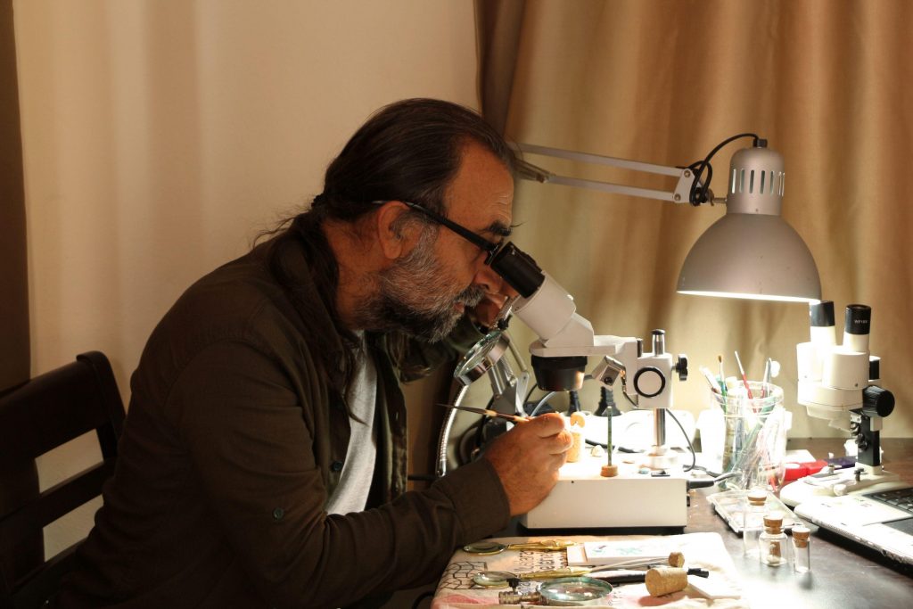 AW135390 02 Kuşadası’nda milimetrik boyutlarda 42 mikro minyatür eser sergileniyor