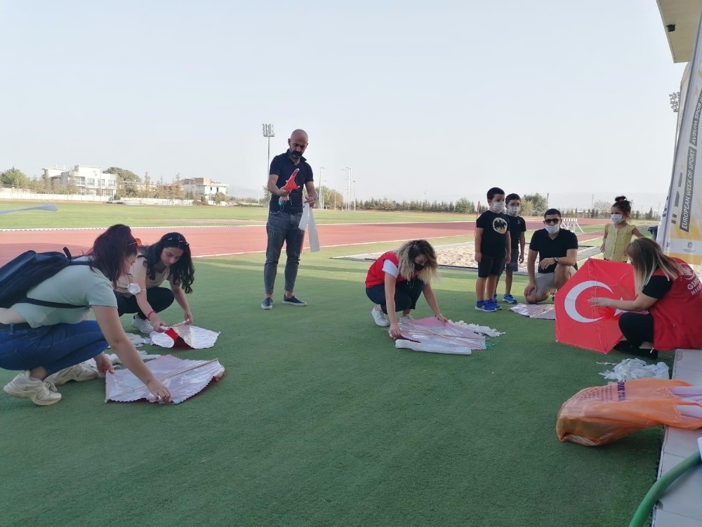 ay yildizli ucurtmalar gokyuzunde suzuldu 1 3jCZbXTc Ay Yıldızlı uçurtmalar gökyüzünde süzüldü