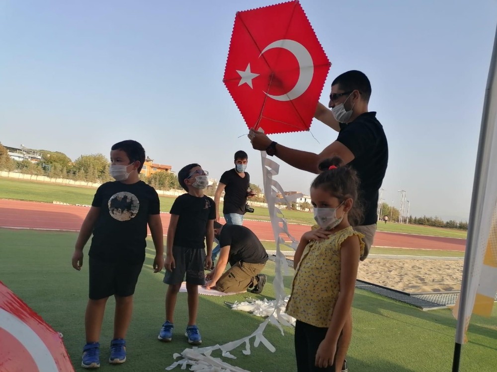 ay yildizli ucurtmalar gokyuzunde suzuldu 3 8CVpMrty Ay Yıldızlı uçurtmalar gökyüzünde süzüldü