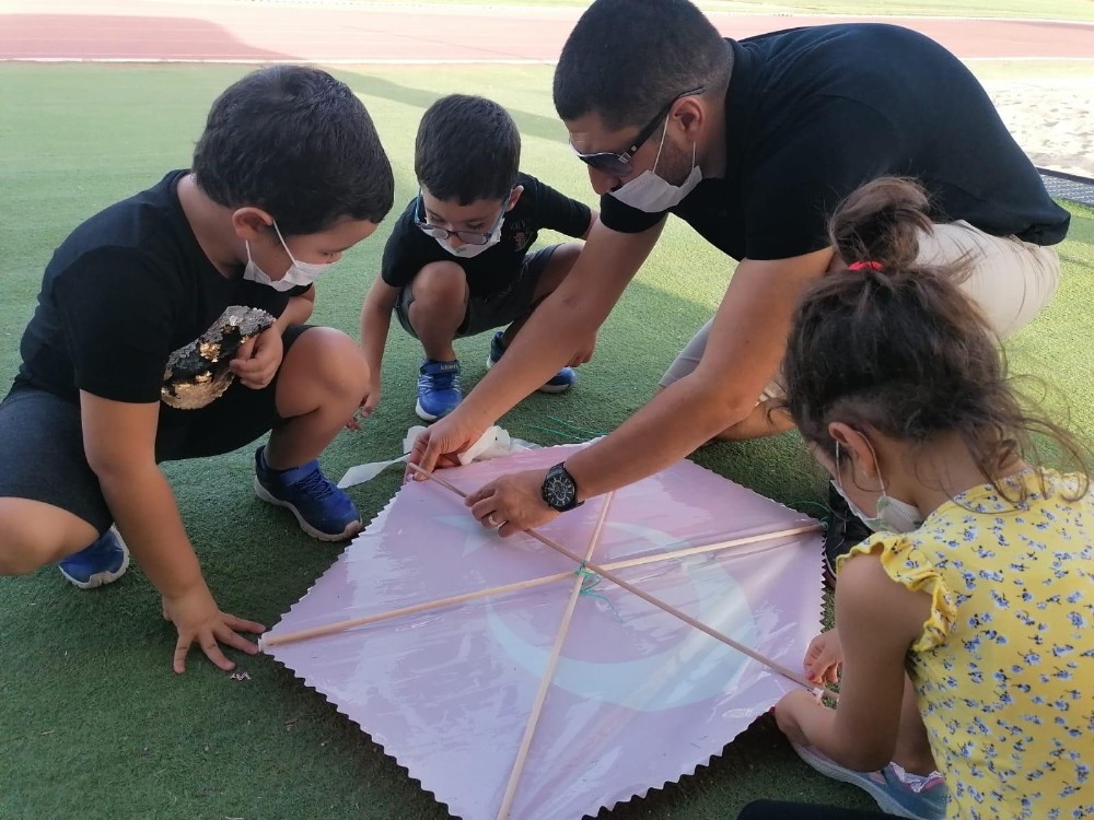 ay yildizli ucurtmalar gokyuzunde suzuldu 4 rJrHiUyj Ay Yıldızlı uçurtmalar gökyüzünde süzüldü