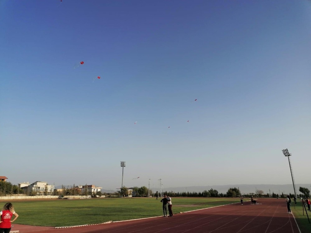 ay yildizli ucurtmalar gokyuzunde suzuldu 6 hsYTtj5r Ay Yıldızlı uçurtmalar gökyüzünde süzüldü