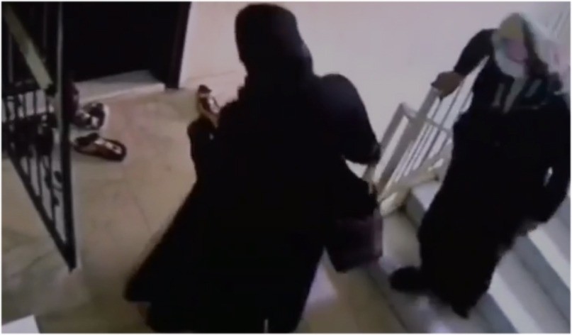 ayakkabi hirsizi iki kadin guvenlik kameralarina yakalandi 0 DerunuuI Ayakkabı hırsızı iki kadın güvenlik kameralarına yakalandı