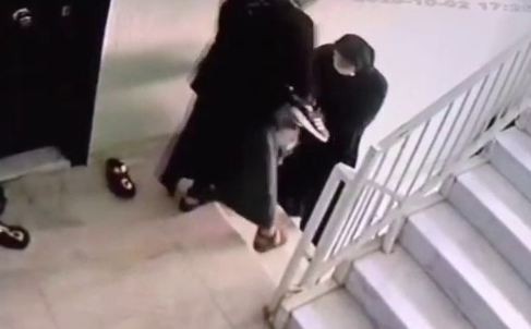 ayakkabi hirsizi iki kadin guvenlik kameralarina yakalandi 1 SPsO4hzH Ayakkabı hırsızı iki kadın güvenlik kameralarına yakalandı