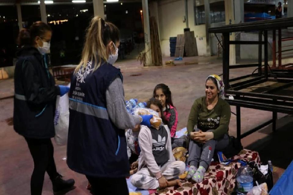 aydin-buyuksehir-ekipleri-depremzedelerin-yardimina-kostu-pp6WfT3E.jpg