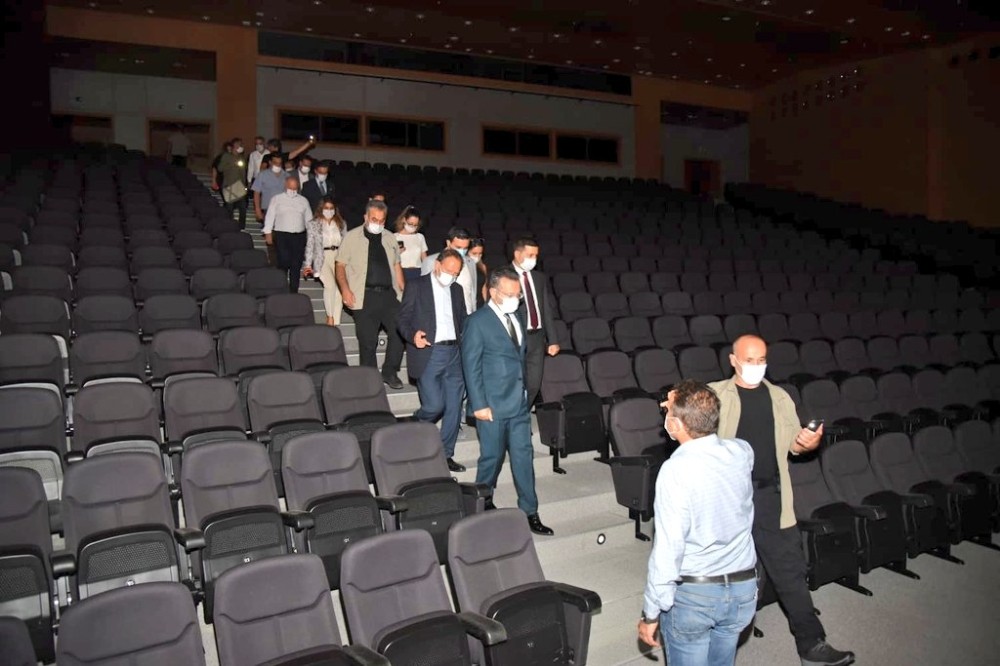 aydin valisi aksoy elektrigi kesik olan kongre merkezinde inceleme yapti 0 p2RkUBqt Aydın Valisi Aksoy, elektriği kesik olan kongre merkezinde inceleme yaptı