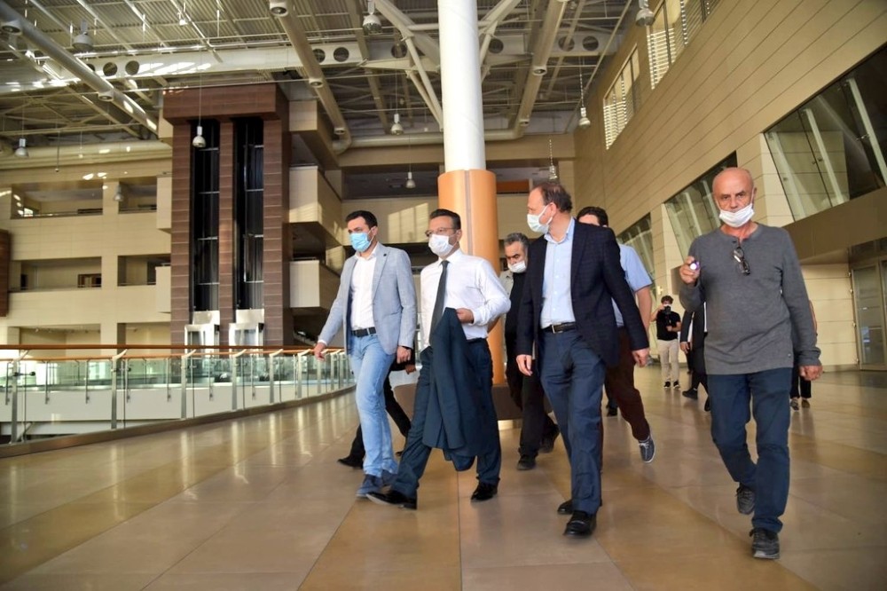 aydin valisi aksoy elektrigi kesik olan kongre merkezinde inceleme yapti 1 ftQynUpW Aydın Valisi Aksoy, elektriği kesik olan kongre merkezinde inceleme yaptı