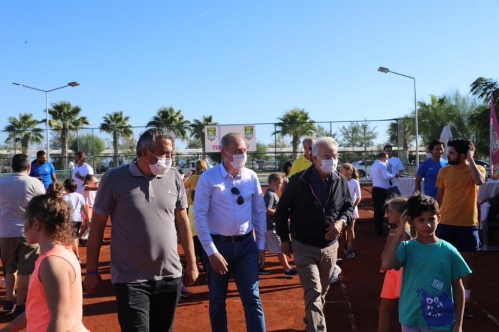 baskan atabay tenis senligine katildi 2 iXgRCvdh Başkan Atabay tenis şenliğine katıldı