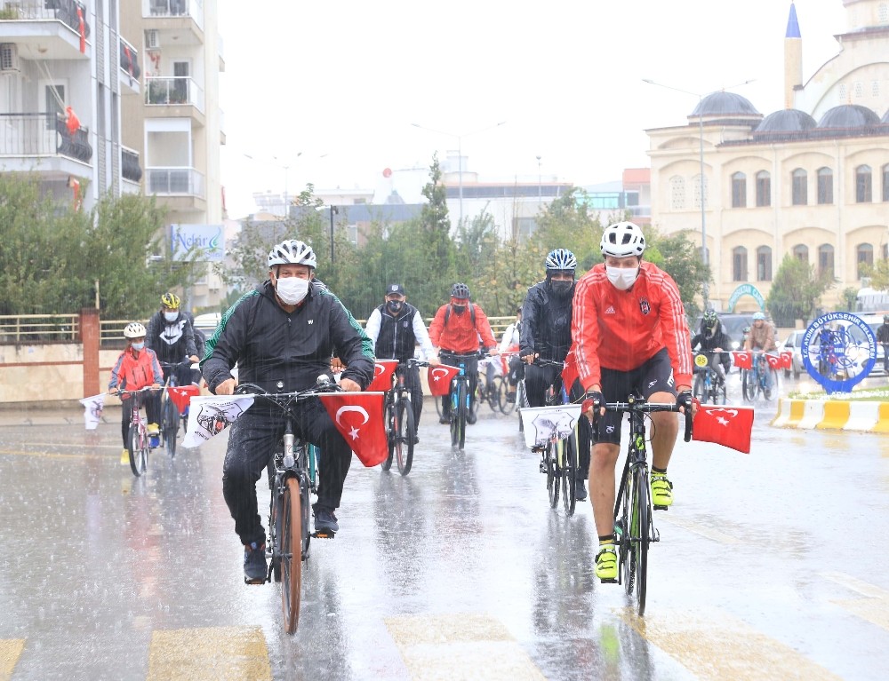 baskan atay yagmurdan degil cumhuriyete askimizdan sirilsiklam olduk 3 rBdIcccy Başkan Atay; "Yağmurdan değil, Cumhuriyete aşkımızdan sırılsıklam olduk"
