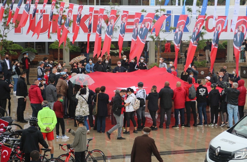baskan atay yagmurdan degil cumhuriyete askimizdan sirilsiklam olduk 4 FsY8ra98 Başkan Atay; "Yağmurdan değil, Cumhuriyete aşkımızdan sırılsıklam olduk"