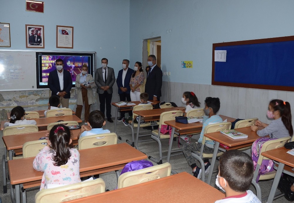 baskan gunel 5 bin ogrenciye hayvan sevgisini anlatan kitap hediye etti 0 z3sGYdGT Başkan Günel, 5 bin öğrenciye hayvan sevgisini anlatan kitap hediye etti