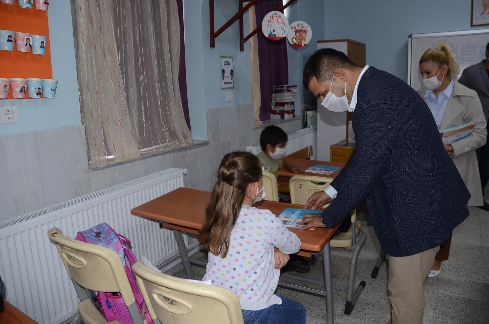 baskan gunel 5 bin ogrenciye hayvan sevgisini anlatan kitap hediye etti 1 27ZSLzvd Başkan Günel, 5 bin öğrenciye hayvan sevgisini anlatan kitap hediye etti