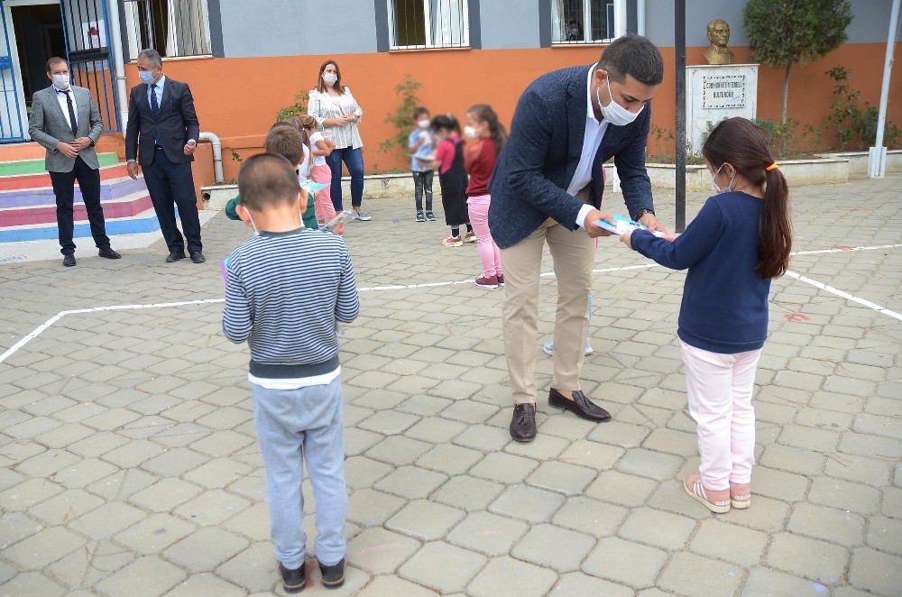 baskan gunel 5 bin ogrenciye hayvan sevgisini anlatan kitap hediye etti 4 SPA3ss8S Başkan Günel, 5 bin öğrenciye hayvan sevgisini anlatan kitap hediye etti