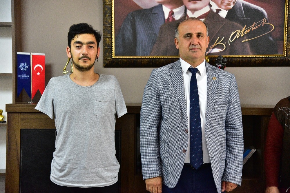 baskan kaya samet hayata yeniden sarilacak 1 D6BgmBaf Başkan Kaya, “Samet hayata yeniden sarılacak”