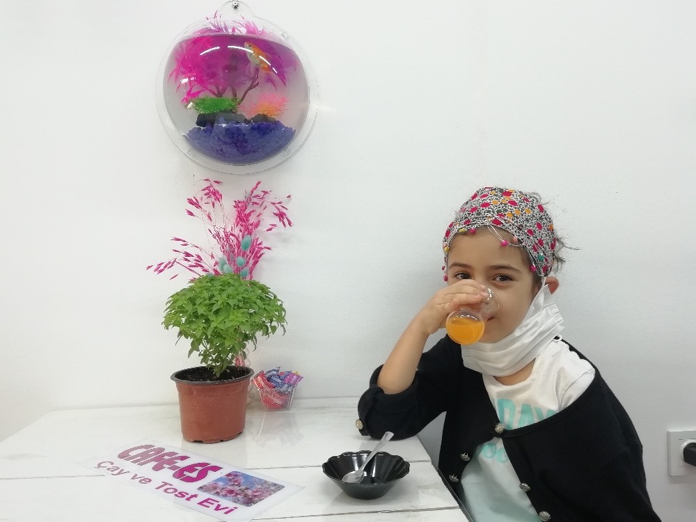 bu kafeye gelenler cicek sulayip balik da besliyor 1 2qyKcL2E Bu kafeye gelenler çiçek sulayıp balık da besliyor