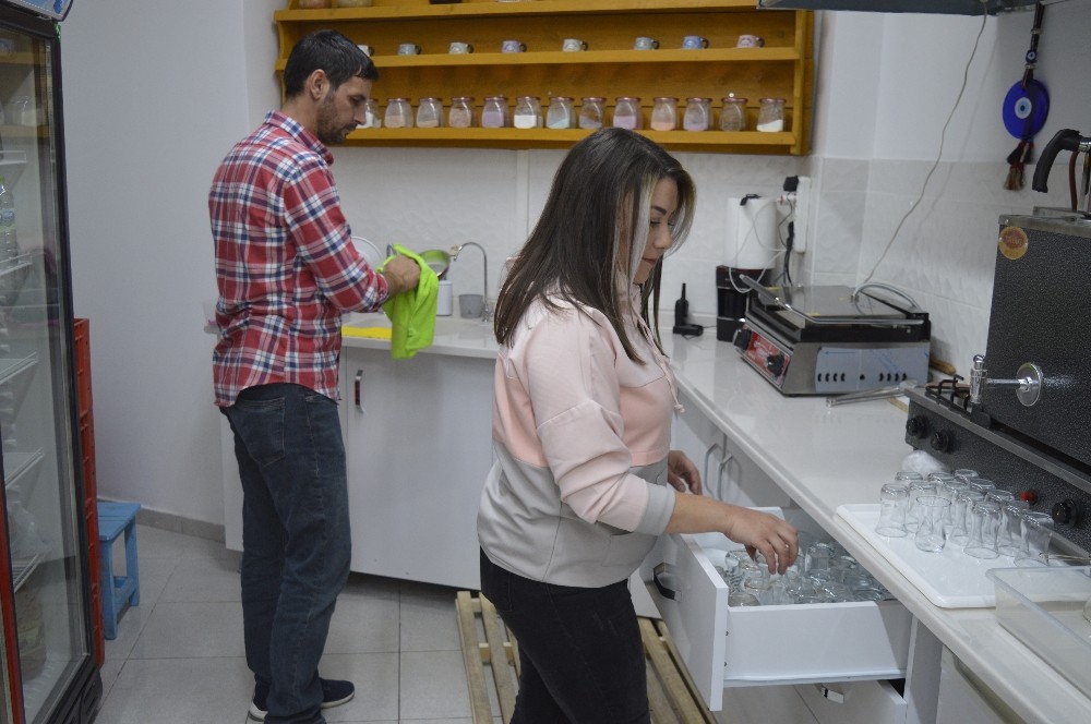 bu kafeye gelenler cicek sulayip balik da besliyor 2 FgEqMADD Bu kafeye gelenler çiçek sulayıp balık da besliyor